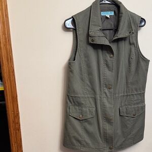 AINA Be Khaki Green Vest
